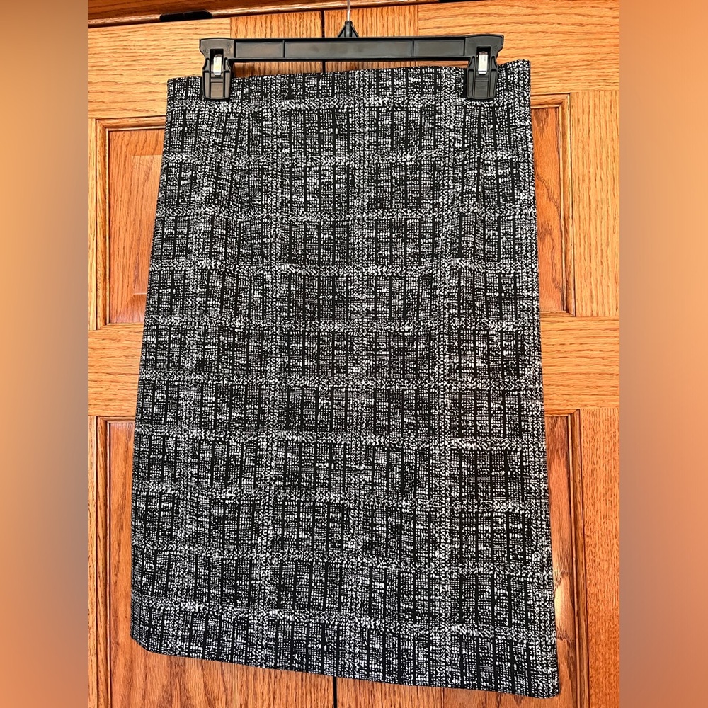 Black and White Kasper 22” Inch Pencil Skirt with Elastic Waist Band